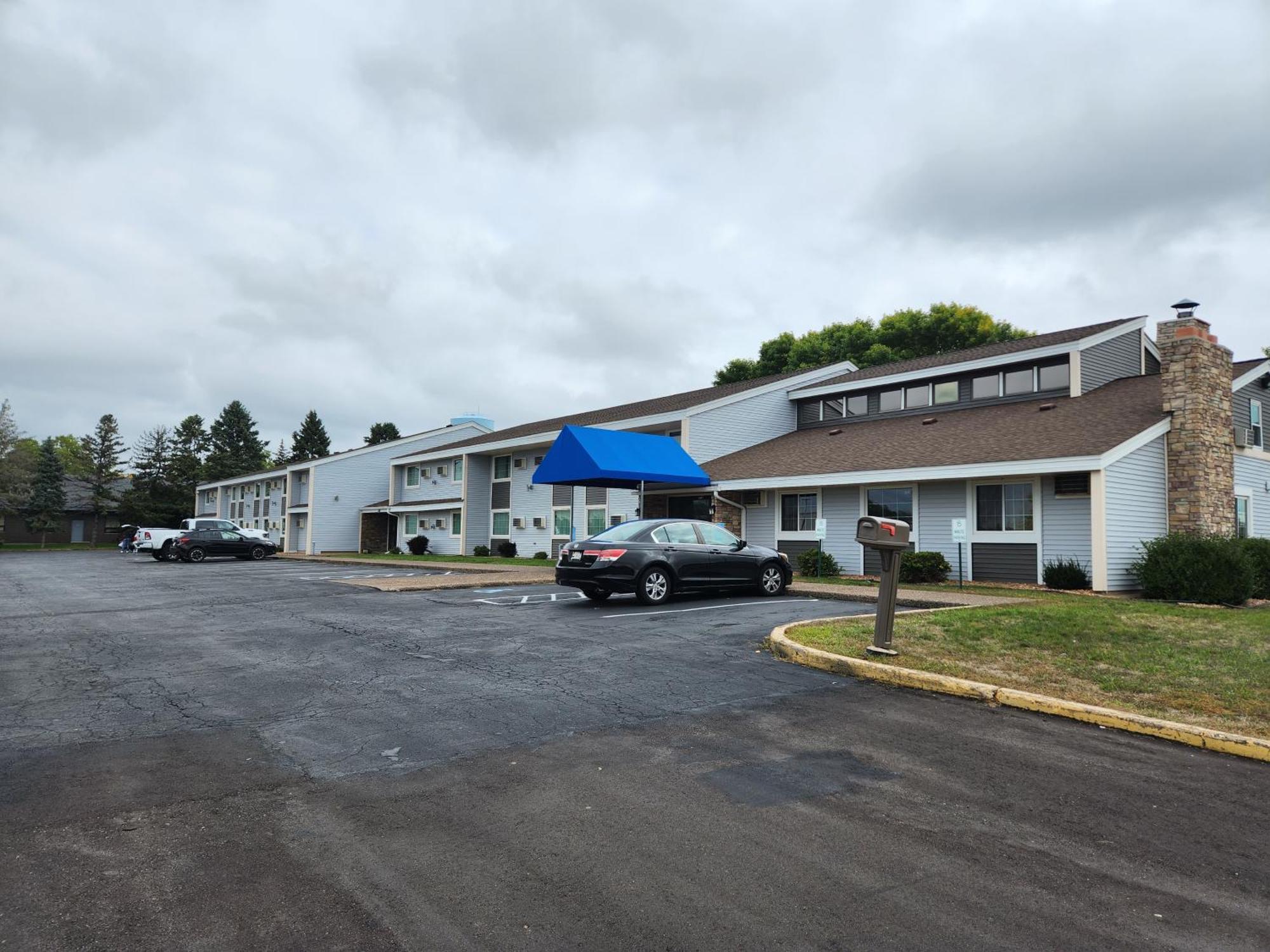 Stillwater Inn & Suites Exterior photo